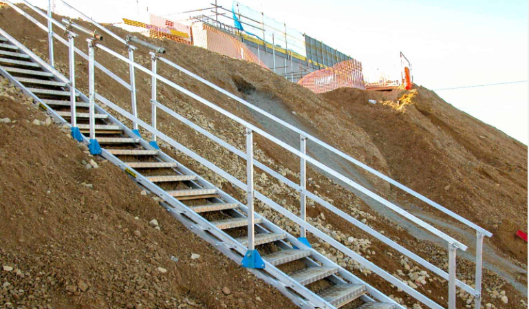 Лестницы для спуска в котлован при ремонтных работах. Организации безопасности спуска, подъема и эвакуации сотрудников работающих в котлованах и траншеях 